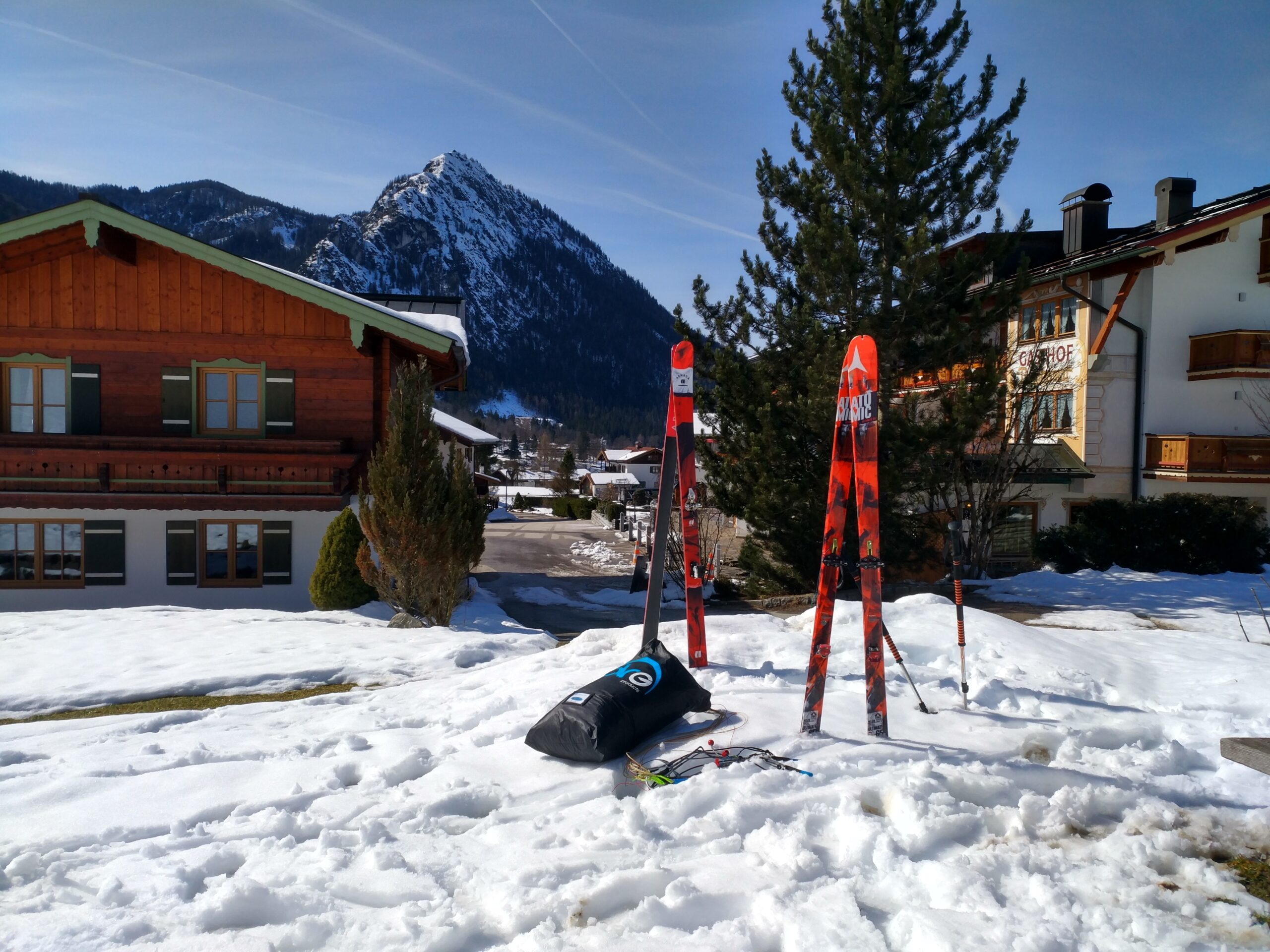 Ski und Gleitschirm, dahinter der Grünstein